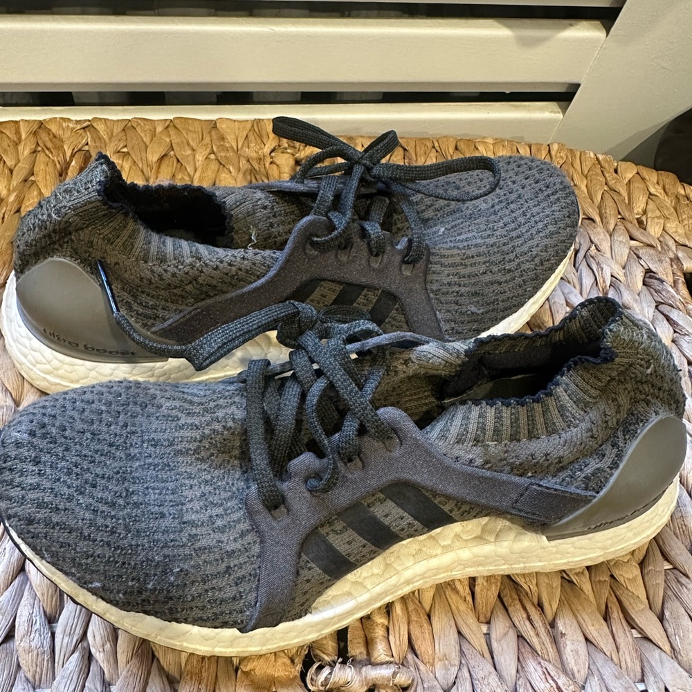Adidas women’s size 7 green sneakers EXCELLENT condition